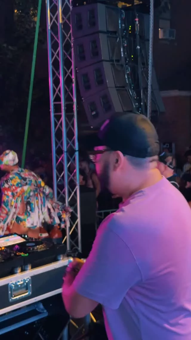 ✨ WHAT. A. WEEKEND. ✨
Chicago, you brought the heat! 🔥 Huge thanks to @hydrate.nightclub for having me — from Saturday night to Sunday’s festival, you guys kept the energy going till the last beat. 🎶💃 Thank you for all the love from so many familiar faces and smiling faces!💙 Till next time, Chicago! 

Thank you for the support @riffmnm , @circuitparties , @marketdayschicago ❤️❤️❤️