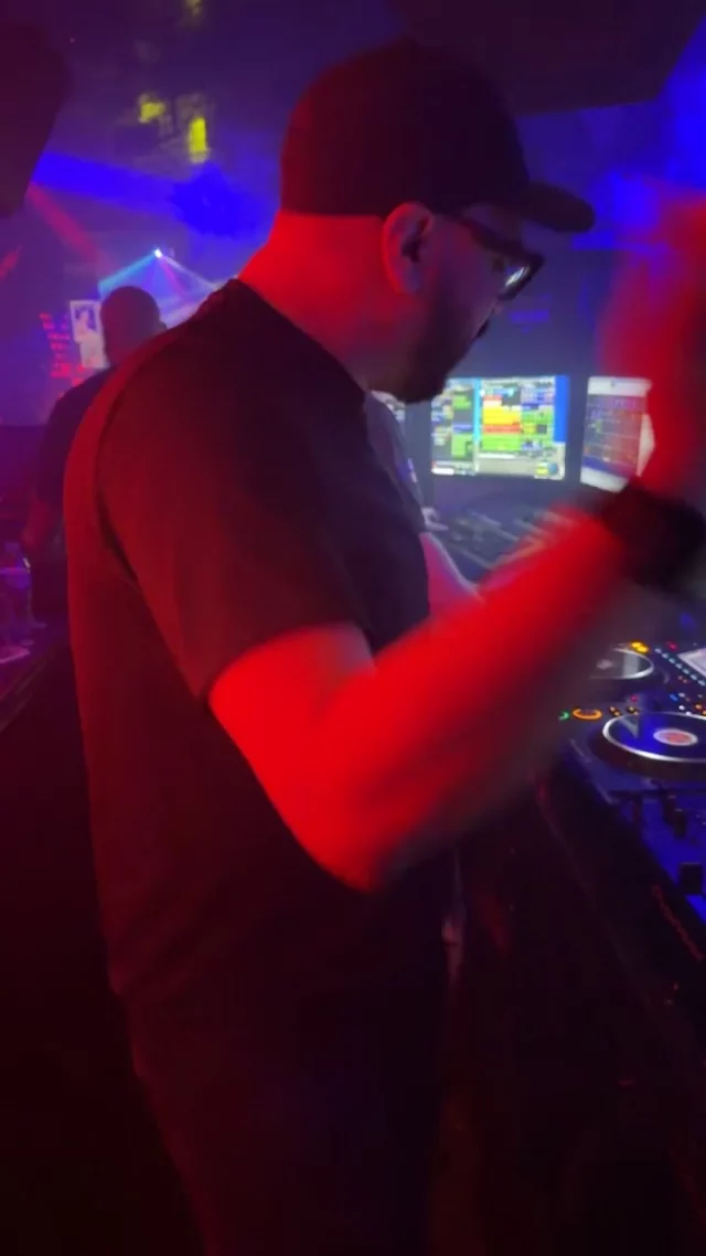 Live from @hydrate.nightclub - my last gig for 2025! Rainy and cold outside, but 🔥🔥 in here! Let’s do this Chicago!